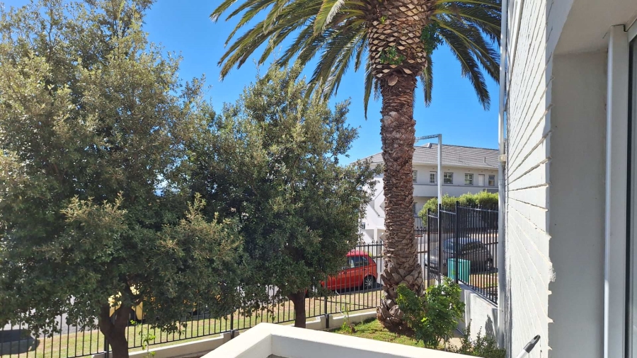 2 Bedroom Property for Sale in Vredehoek Western Cape